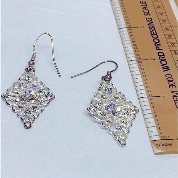 Vintage Shimmering Aurora Borealis Earrings 1.5” Gorgeous see video - Picture 3 of 5